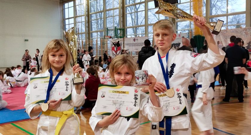 Zawodnicy KSW Bushi Radomsko na podium turnieju karate o Puchar Burmistrza Gminy Wąchock