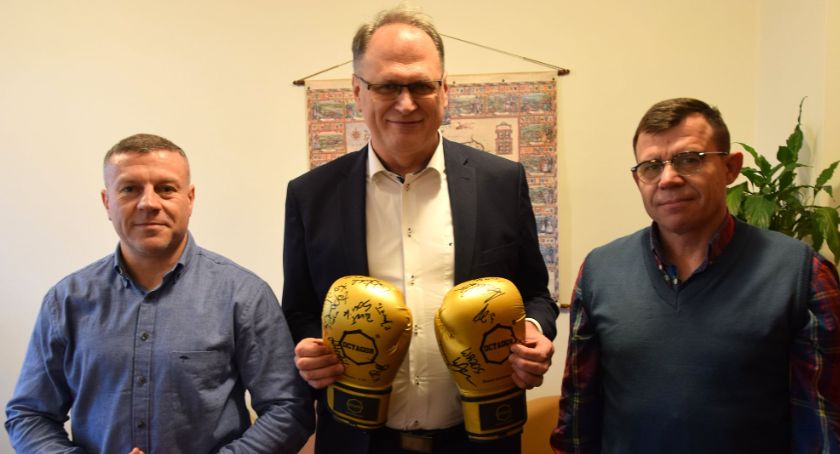 Prezydent Ferenc otrzymał złote rękawice bokserskie. Pewnie wkrótce zostaną zlicytowane