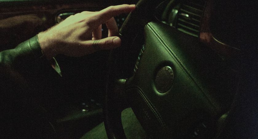 Nie zdał egzaminu, pomyślał, że kupi prawo jazdy. Stracił 42 tys. zł. Policja ostrzega: nie dajcie się oszukać!