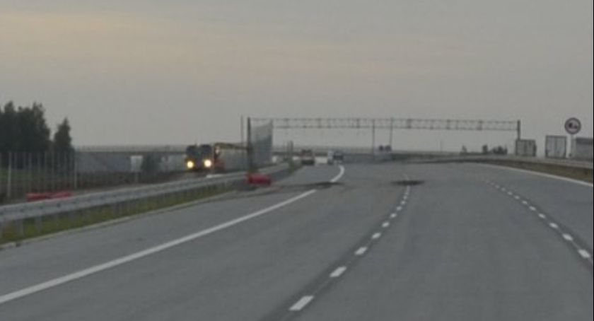 Na A1 TIR uderzył w przyczepę z oznakowaniem. Są utrudnienia 