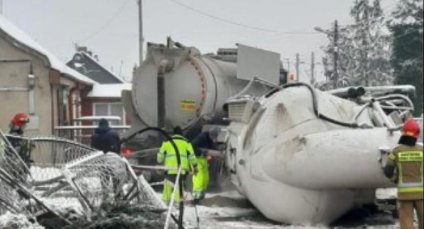 Na DK 91 przewróciła się cysterna z cementem. Są utrudnienia w kierunku Częstochowy