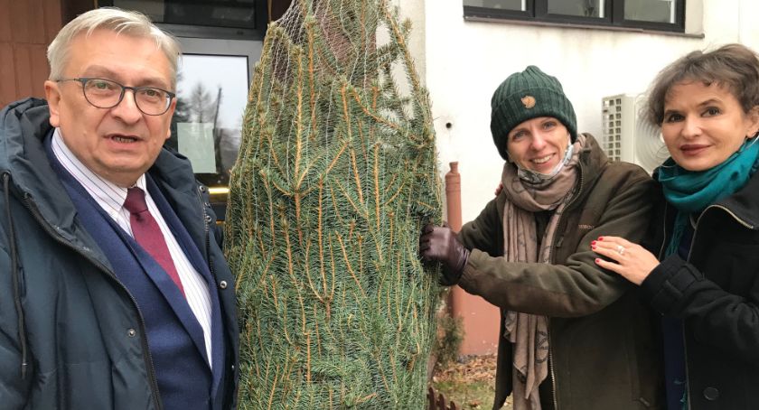 Choinki od Nadleśnictwa Radomsko pojechały do Łodzi. Leśni Mikołajowie włączyli się w akcję Choinka od Leśników