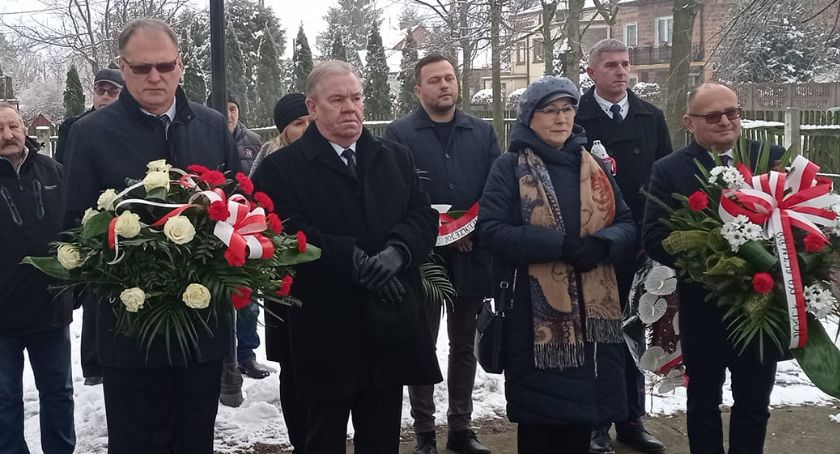40 rocznica wprowadzenia stanu wojennego. Poseł Anna Milczanowska i prezydent Jarosław Ferenc złożyli kwiaty pod obeliskiem Andrzeja Pełki w Niedośpielinie