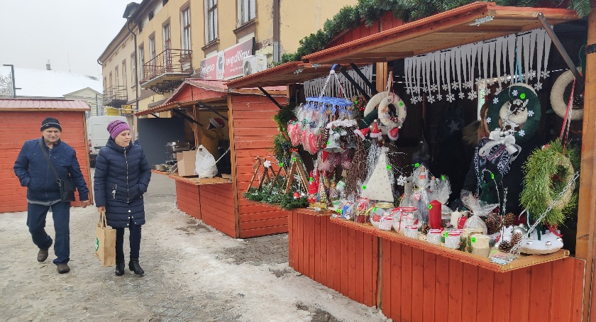 Jarmark Bożonarodzeniowy na Reymonta. Są już pierwsze stoiska, po południu będzie też żywa szopka