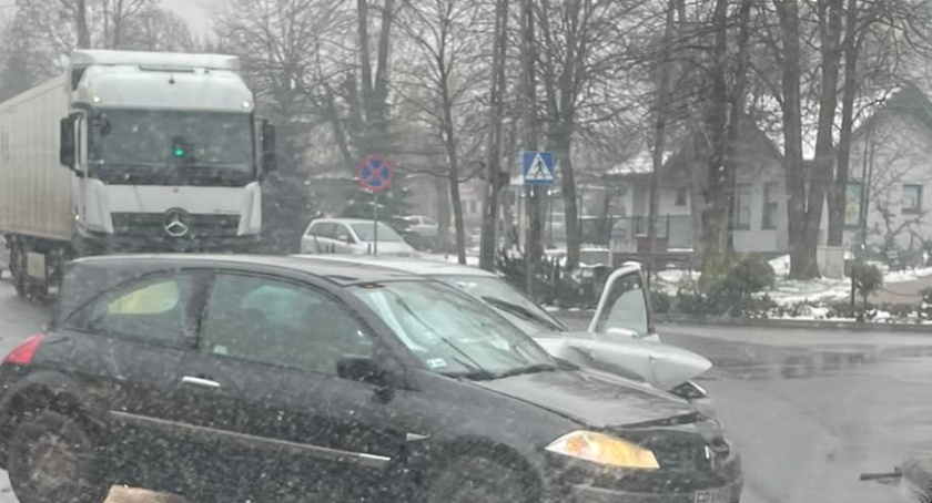 Zakorkowane centrum miasta po zderzeniu osobówek na DK91 w Kamieńsku