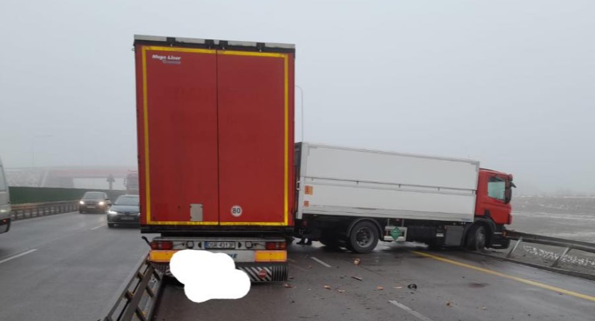 A1 w kierunku Częstochowy zablokowana po zderzeniu dwóch ciężarówek