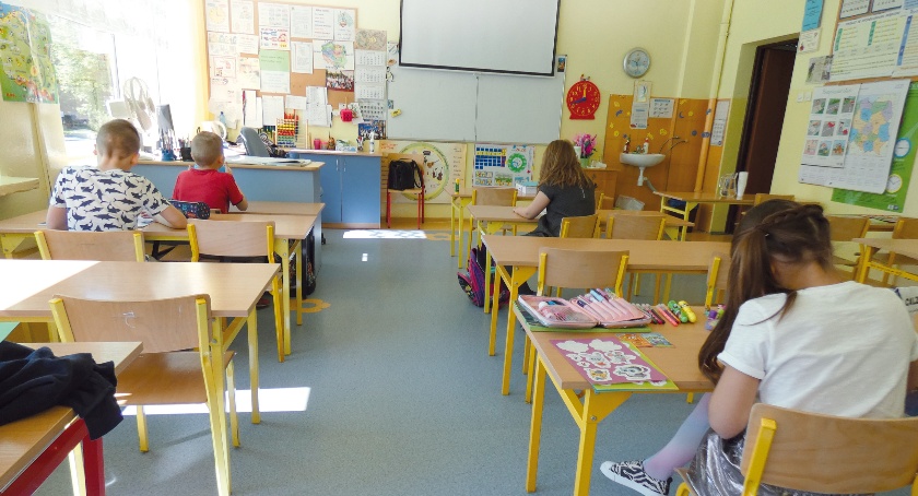 Dyrektor szkoły w teczce? Związkowiec: nie decydują umiejętności i doświadczenie, tylko poparcie grupy