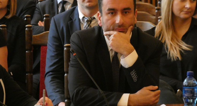 Niebezpieczne związki w samorządzie: nie mogą być tajne, choć wielu by chciało