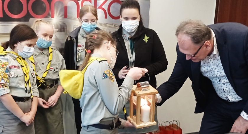 Betlejemskie Światełko Pokoju w urzędzie miasta. Harcerki powitał prezydent