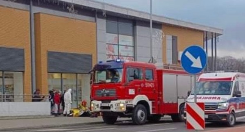Mężczyzna zasłabł i się przewrócił. Na szczęście strażacy byli blisko 