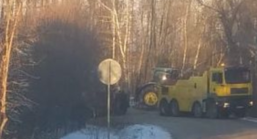 W Wąglinie ciężarówka blokuje przejazd. Kierowcy szukają objazdów 
