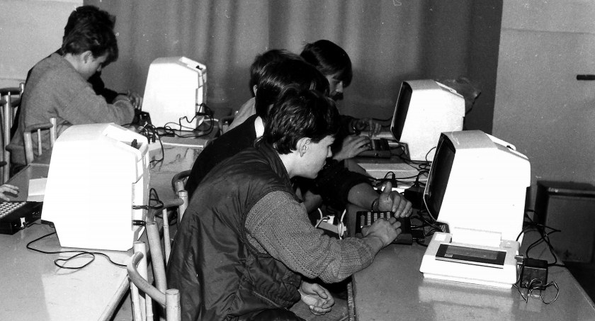 [2002] Nie będzie zwolnień grupowych. Prezes Famegu żegnany jajami