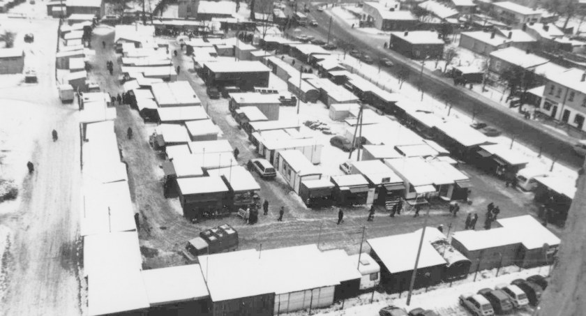 [1995] Co z bazarem przy Piastowskiej. Przeniesienie kiosków może się nie udać, bo się rozpadną