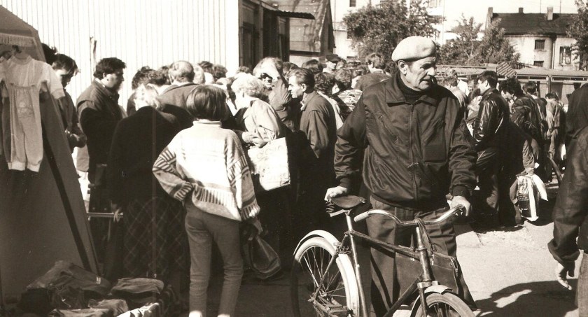 [1992] Najłatwiej zlikwidować. - Żal patrzeć. Widzi pan zardzewiałe skoble na drzwiach i walające się liście na placu?