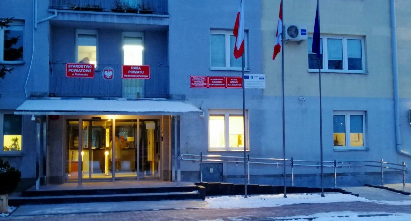 Do Starostwa Powiatowego po staremu, czyli głównym wejściem. Zakończył się remont