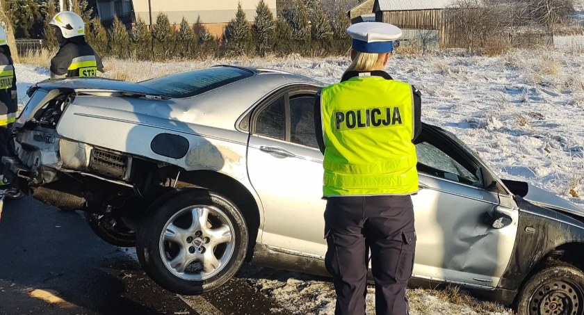 19-latek wyprzedzał, ale jechał zbyt szybko. A 27-latka zjechała na pobocze i straciła panowanie nad samochodem