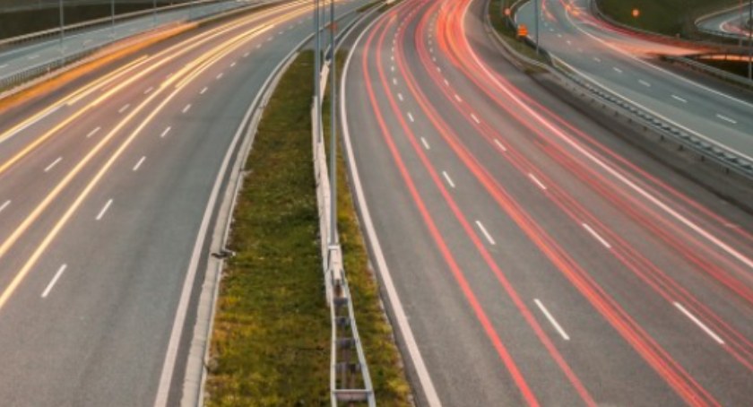 Pożar samochodu na A1. Zablokowany pas w kierunku Łodzi