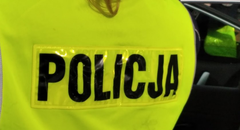 Dachowanie forda focusa w Strzałkowie. W środku trzech pijanych mężczyzn, żaden nie przyznaje się do tego, że to on prowadził
