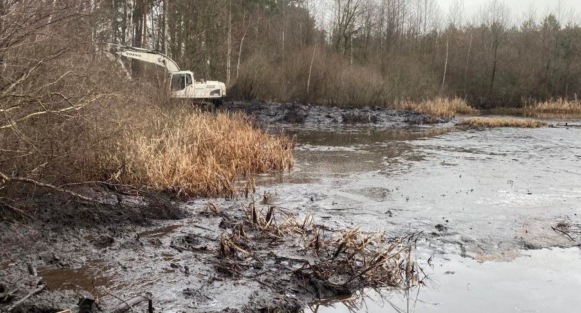 Nadleśnictwo Radomsko rozpoczęło przebudowę zbiornika na Suchej Wsi. To miejsce spacerów i rowerowych przejażdżek