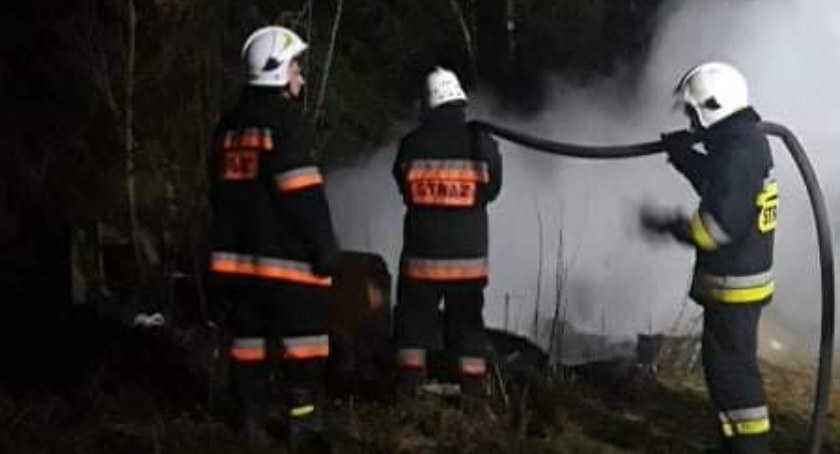 Chcąc się pozbyć starych mebli podpalili je pod lasem w Żeleźnicy