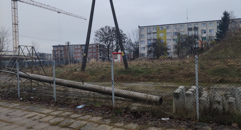 Supermarket z błędem. Mieszkańcy bloków przy Leszka Czarnego nie chcą kolejnego sklepu na działce po Grzybku