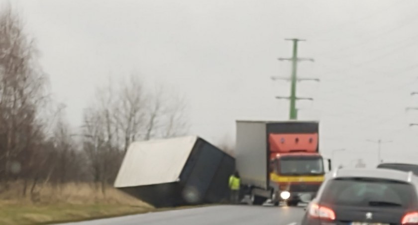 Naczepa się przewróciła i zablokowała przejazd na obwodnicy. Szybko została usunięta 