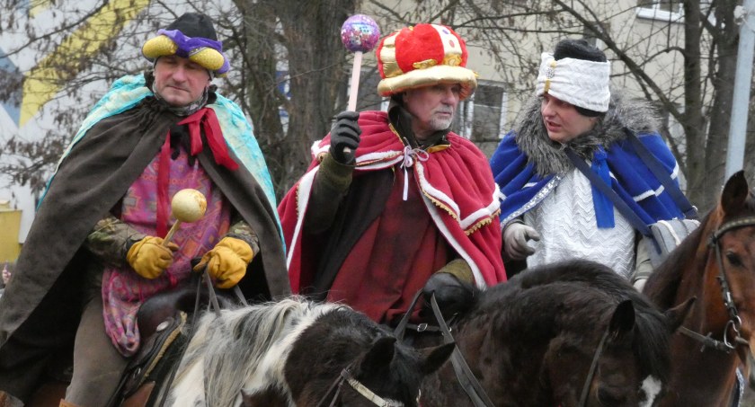[Zdjęcia] Radomszczański Orszak Trzech Króli. Kacper, Melchior i Baltazar pozdrawiali przechodniów