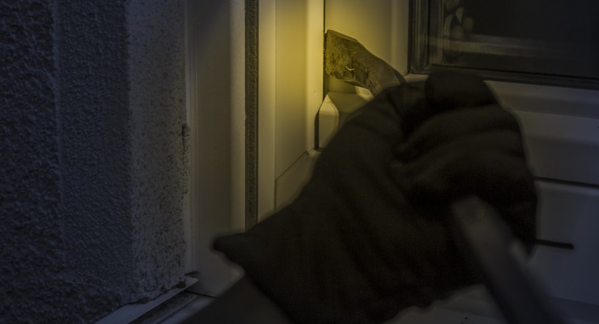 Kobieta zauważyła, że do domu sąsiadów włamuje się złodziej. Zadzwoniła na policję