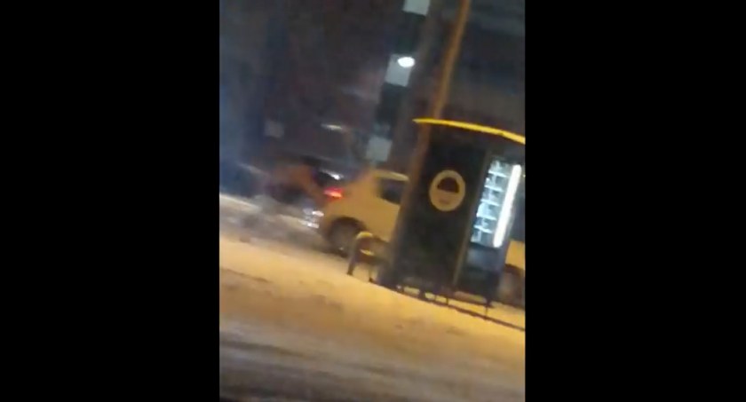 [Wideo] Chłopak w wózku na zakupy ciągnięty przez samochód. Tak wyglądają niebezpieczne zabawy na Interku
