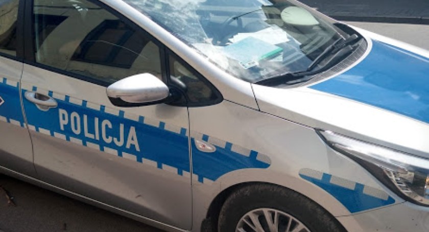 20-letni pijany radomszczanin chciał pomóc koleżance i przeparkować. Wjechał w ogrodzenie