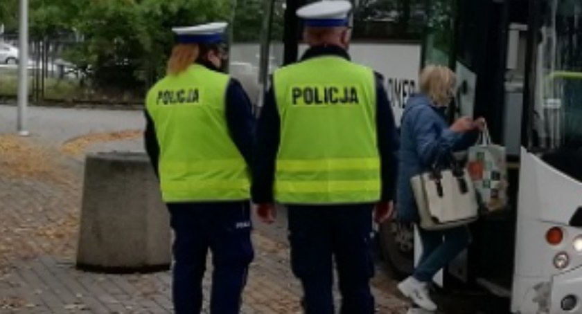Policja skontroluje autokar, którym dzieci pojadą na ferie