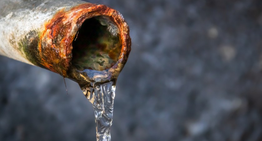 Nieczysta woda. I znów trzeba chlorować i płukać rury