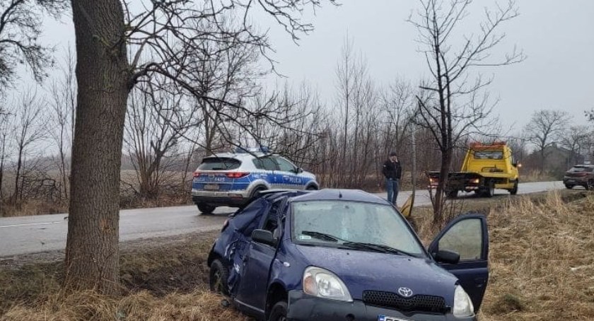 Wypadek przed wjazdem do Gorzędowa. Toyota yaris wypadła z drogi