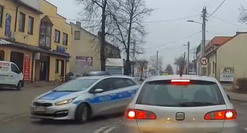 W lewo na zakazie - radiowóz został nagrany. Nadkomisarz Wlazłowska: policjant poniesie konsekwencje, jak każdy kierowca