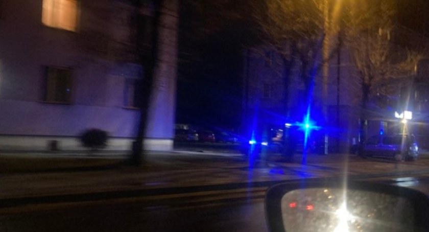 Wypadek na Brzeźnickiej w Radomsku: pijany pieszy wszedł pod osobówkę