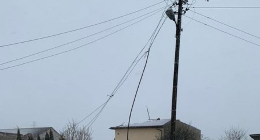 Śnieżyca zerwała linie energetyczne w powiecie. Tysiące mieszkań jest bez prądu