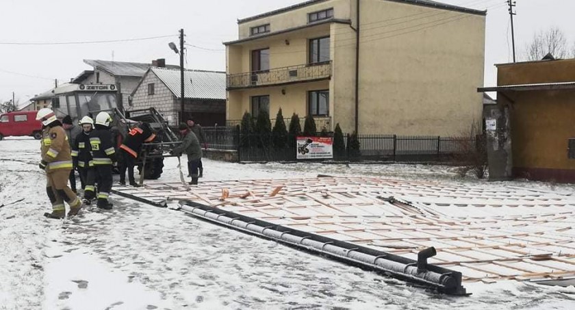 [Zdjęcia] Połamane drzewa i zerwane dachy. I jeden uszkodzony samochód. Skutki śnieżycy, która przeszła nad powiatem