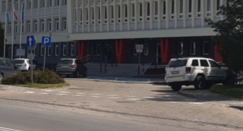 Urzędy na zdalnym? Czekają na rozporządzenie. - A ja wtedy mogę zamknąć firmę, bo niczego nie załatwię - komentuje pan Marek
