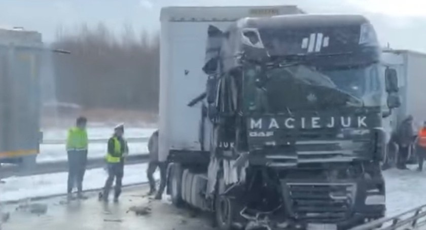 Uwaga! Zderzenie TIR-ów na A1 za Kamieńskiem. Autostrada w kierunku Łodzi zablokowana