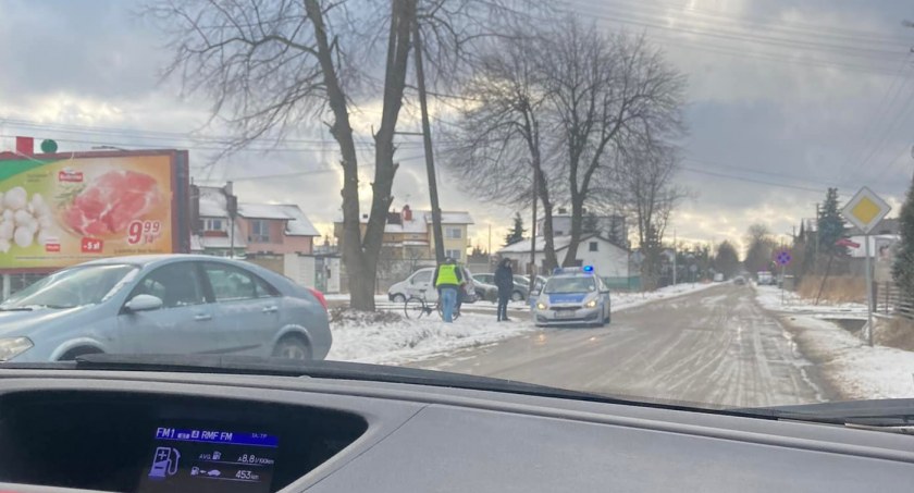 67-letnia rowerzystka potrącona przez nissana. Kobieta wyjeżdżała z parkingu sklepu przy Piłsudskiego