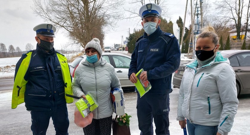 Dzień Babci i Dziadka. Kamizelki odblaskowe od radomszczańskich policjantów w prezencie