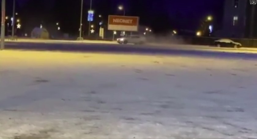 Szalejący pseudo drifterzy nie boją się szarży na parkingu handlowym