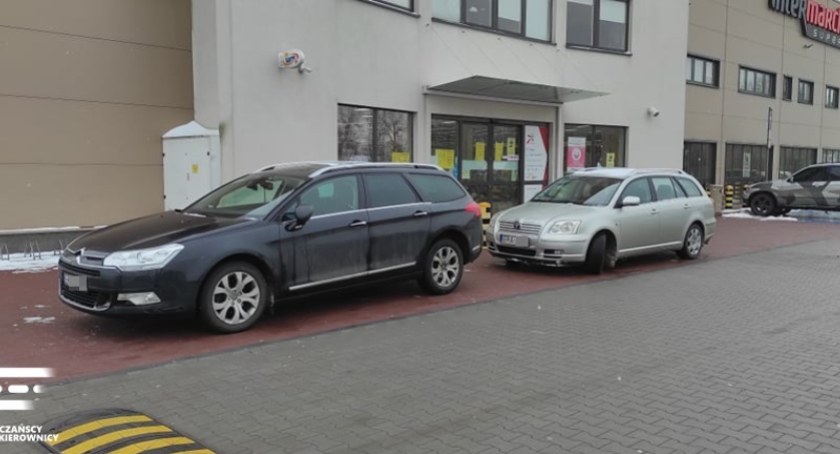 Jeszcze bliżej na zakupy: Obok parking pusty prawie no żenada