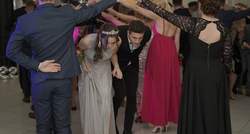 Studniówka w Przedborzu. Licealiści swój maturalny bal zaczęli od poloneza