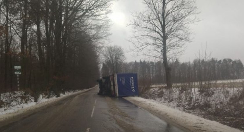 Między Wolą Malowaną a Kobielami Wielkimi przewrócił się bus. Kierowca został ukarany mandatem
