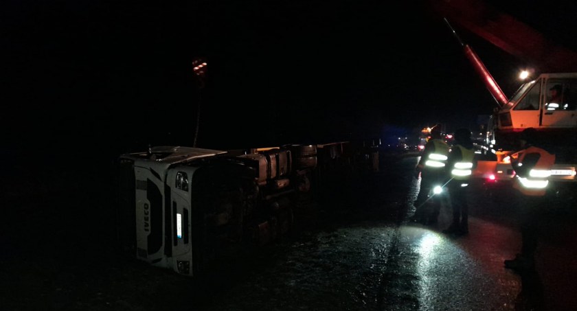 Wydmuchał 2 promile. Policjantom powiedział, że napił się już po tym, jak przewrócił ciężarówkę