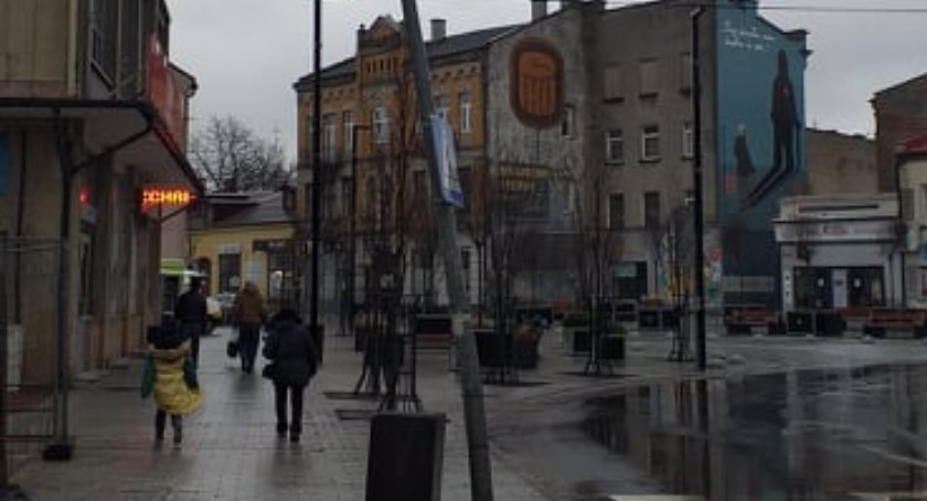Czytelniczka pyta: Ktoś w nią wjechał? Nie przewróci się? Nadkomisarz Wlazłowska odpowiada: Nie mieliśmy zgłoszenia