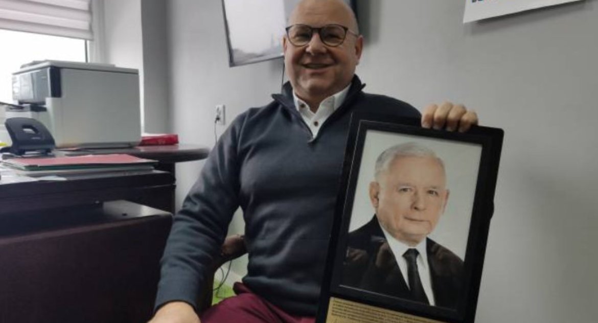 Uwaga ruszamy! Licytuj portret Jarosława Kaczyńskiego! Nie daj się wyprzedzić! Wspieraj Wielką Orkiestrę Świątecznej Pomocy!