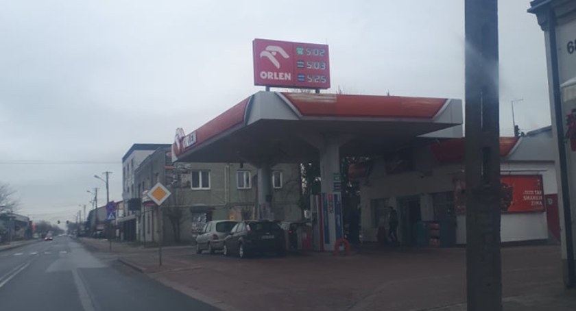 Paliwo po 5 złotych z groszami. Od dzisiaj na stacjach obowiązuje obniżony VAT. Kierowcy się cieszą