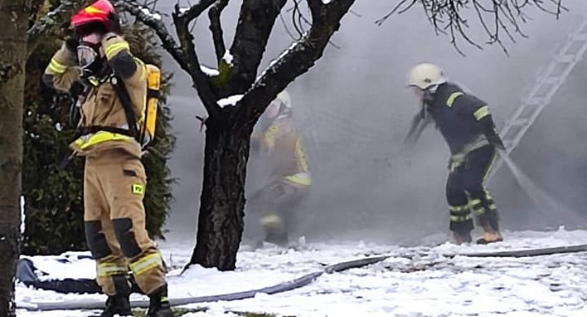 Pożar samochodu w miejscowości Maluszyn. Pojazd spłonął, strażakom udało się ocalić garaż